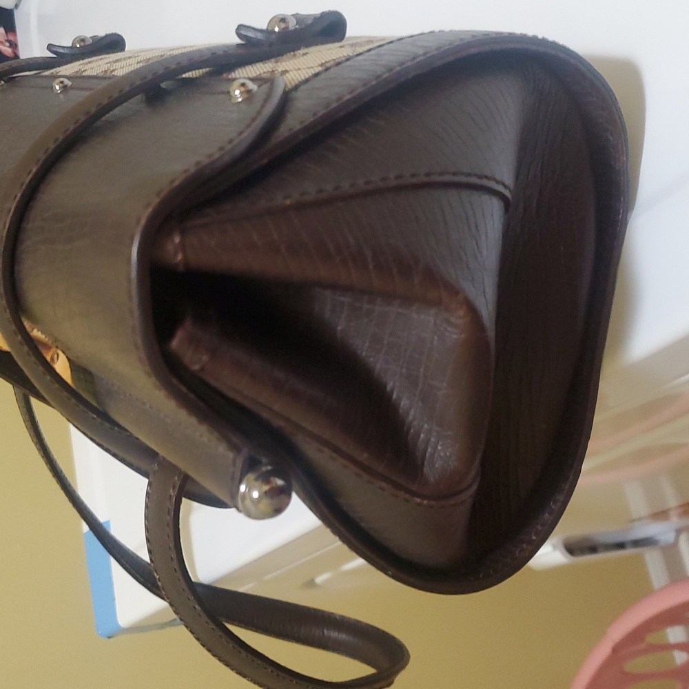 Gucc Tan and Brown Shoulder Bag with Bamboo Accent - Picture 4 of 17